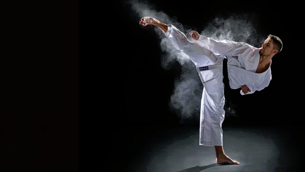 taekwondo-background-ry8zb1guw3p4bjdd-1-1024x576 Artista marcial ejecutando una patada d e taekwondo.